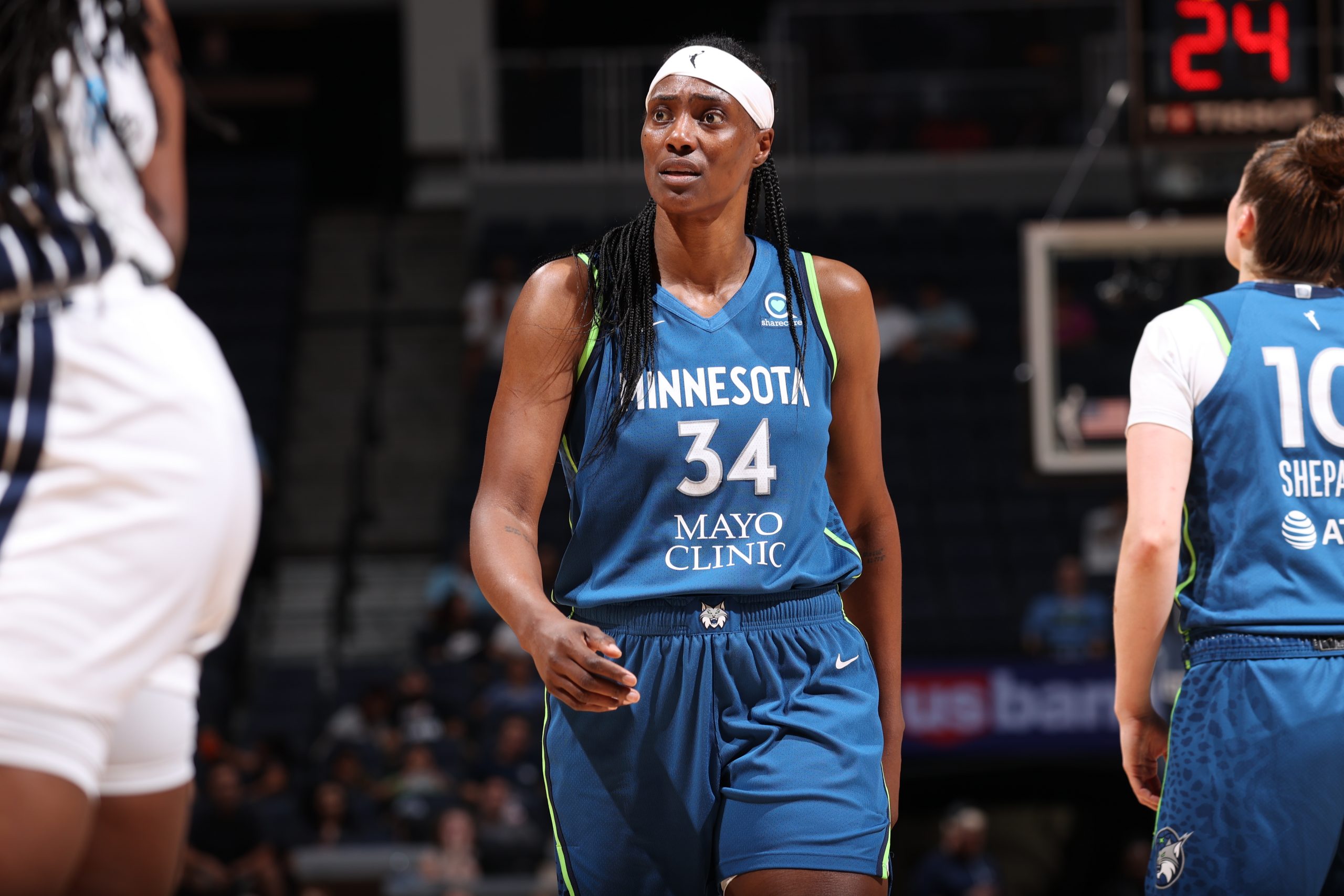 Stars look back at Sylvia Fowles legendary career