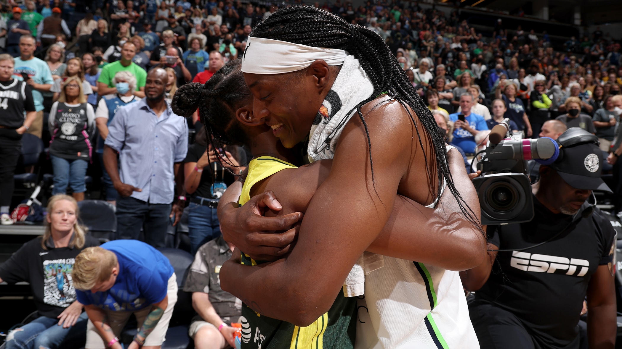 Minnesota Lynx' Sylvia Fowles Wins 2022 Kim Perrot Sportsmanship Award